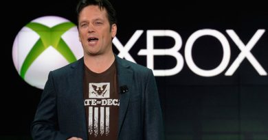 Phil Spencer wearing a State of Decay t-shirt in front of the xbox 360 era logo